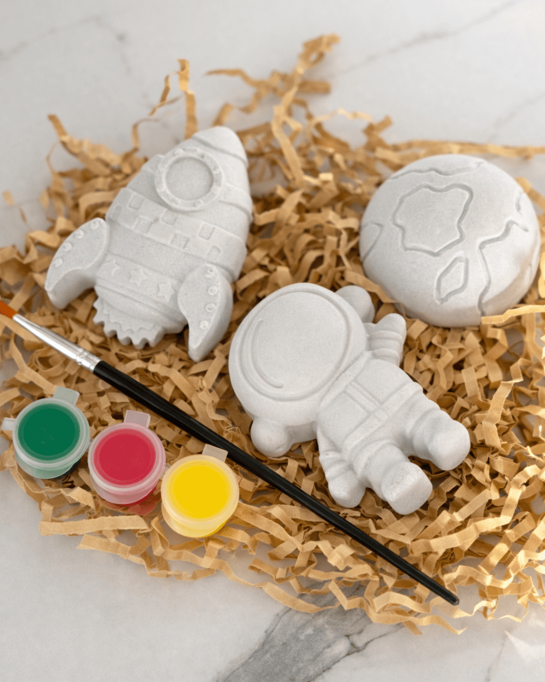 Гипсени фигури - ракета, земја и астронаут